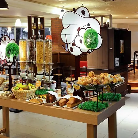 Ibis Port De Plaisance קאין